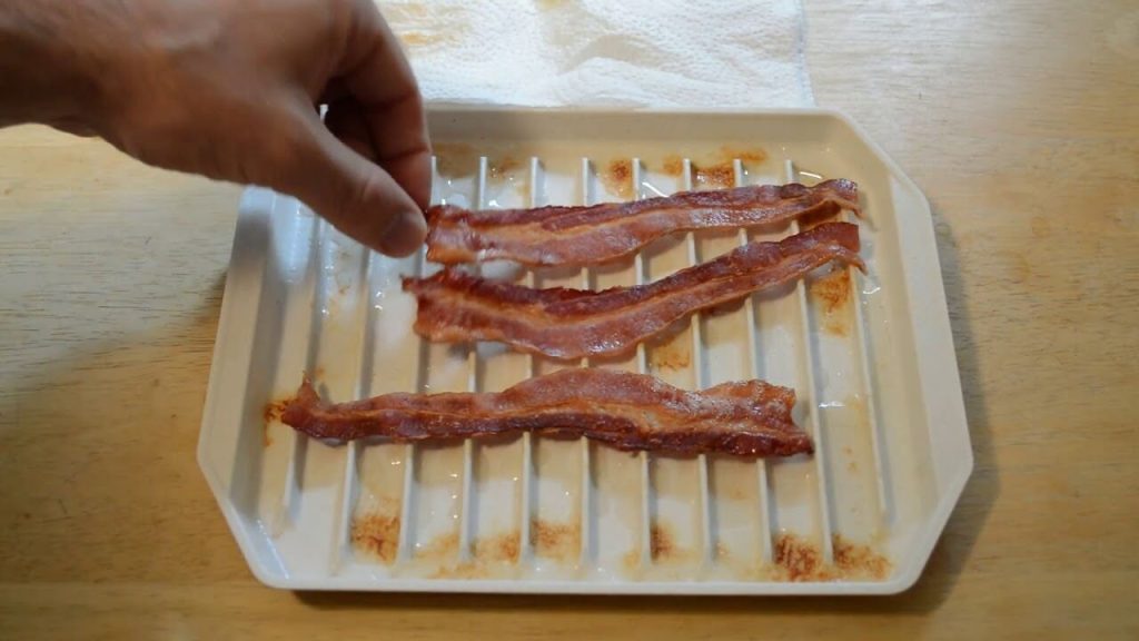 Microwave-Bacon-Tray-cook-turkey-bacon-in-microwave