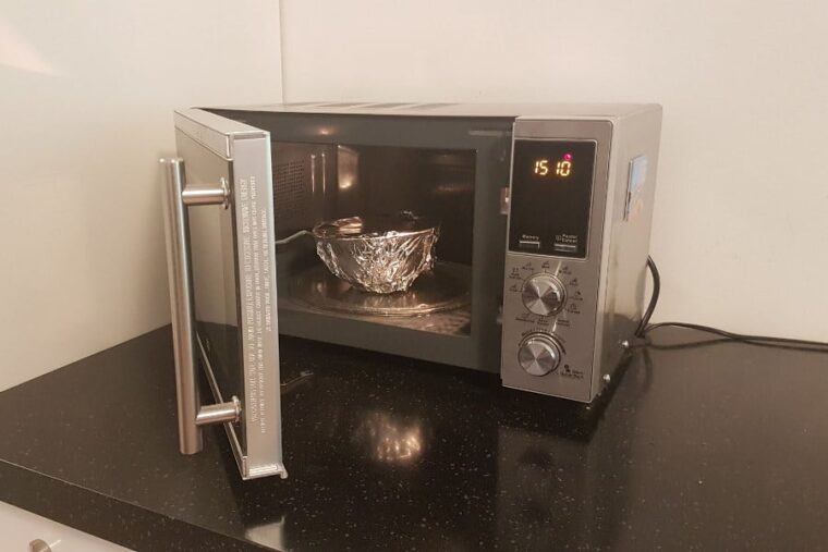 Is it Safe to Use Aluminum Foil Inside the Oven? – Megafurniture